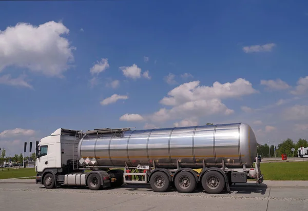 Vehículo Largo Camión Con Camión Cisterna Diseñado Para Transporte Sustancias — Foto de Stock
