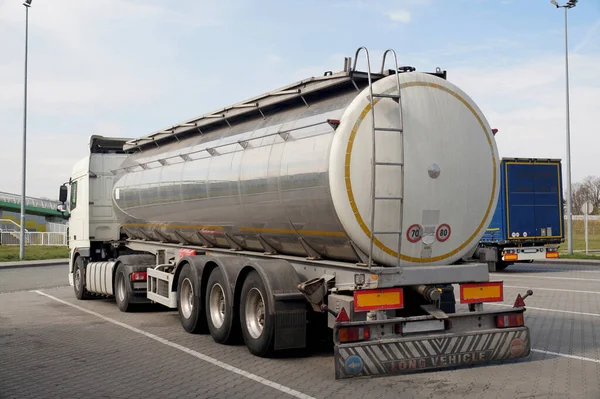 長い車 食品を輸送するように設計されたタンカー付きのトラック — ストック写真