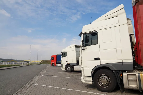 Miejsce Spoczynku Różne Typy Samochodów Ciężarowych Parkingu Obok Autostrady — Zdjęcie stockowe