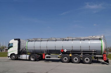 Bir otoparkta tanker park ederken. Otobanın yanında..