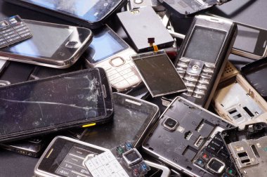 Elektronik hurda. Farklı telefonlar ve akıllı telefonlar tamir için uygun değil.