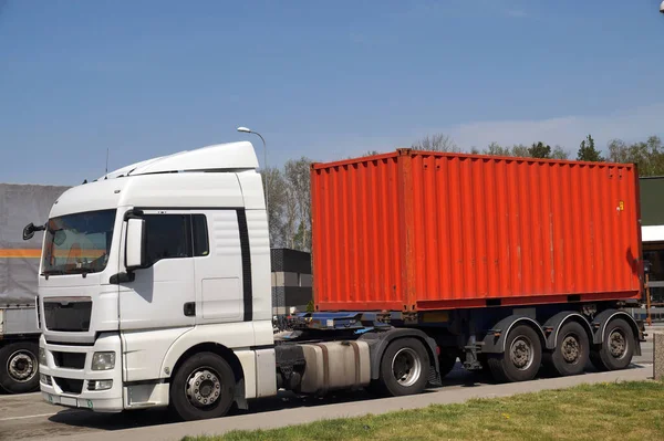 Transport Med Containerbil Lastbil Parkeringen Resa Paus — Stockfoto