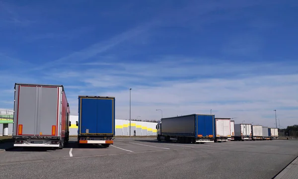 Etwa Ein Dutzend Lastwagen Auf Dem Parkplatz Der Nähe Der — Stockfoto