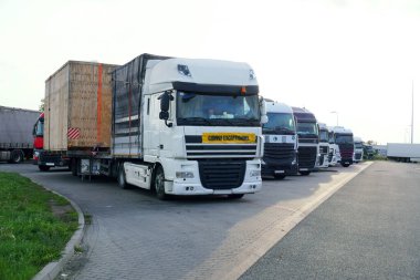 Ağır yük taşımak için özel yarı karavanı olan bir kamyon. Büyük yük veya istisnai konvoy. 