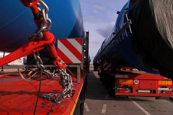 Två Lastbilar Med Speciell Påhängsvagn För Transport Överdimensionerade Laster Överdimensionerad — Stockfoto