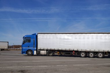 Otoparkta manevra yaparken 18 tekerlekli bir kamyon. Otobanın yanında.