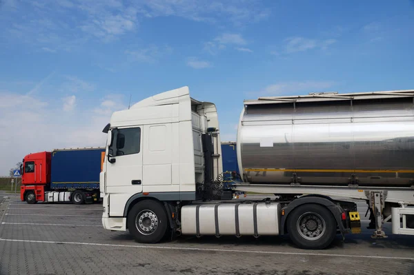 Parkering För Lastbilar Förgrunden Tankbil Lastbil — Stockfoto