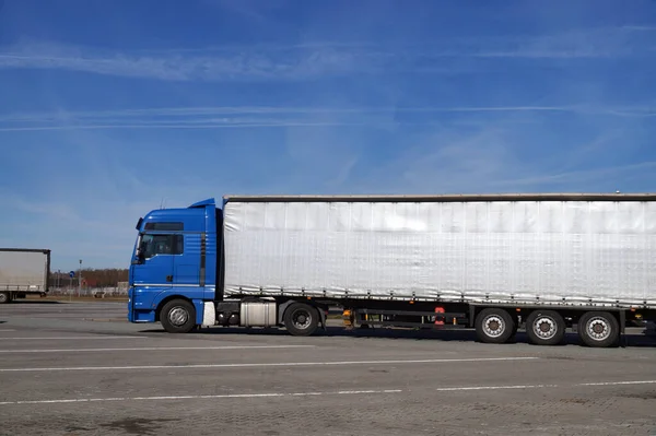 Osiemnastokołowa Ciężarówka Manewrująca Parkingu Parking Przy Autostradzie — Zdjęcie stockowe