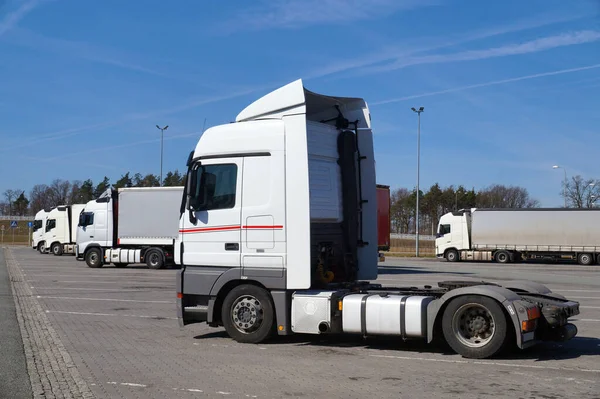 Parkerade Lastbilar Förgrunden Traktor Utan Påhängsvagn — Stockfoto