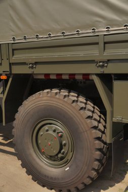 Direksiyona ayarlanabilir lastik basıncıyla yakın çekim yap. Askeri araç..