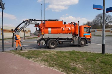 İşçi ve uzman arabası. Lağım kanalları temizleniyor. 