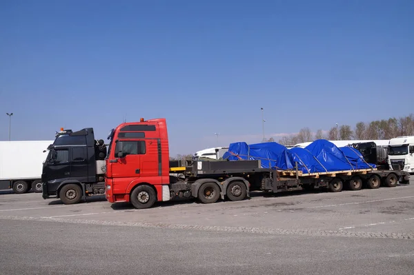 Camion Con Semirimorchio Speciale Trasporto Carichi Grandi Dimensioni Carico Sovradimensionato — Foto Stock