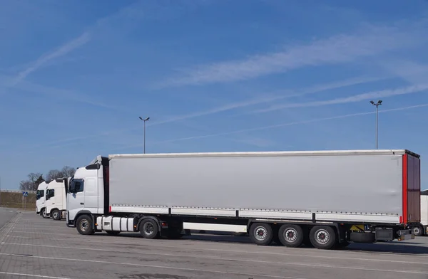 Camiones Estacionamiento Una Vista Todos Los Coches Desde Lado — Foto de Stock