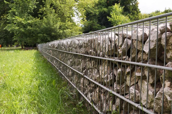 Trennung Der Straße Vom Parkbereich Fragment Eines Zauns Aus Gabionen — Stockfoto