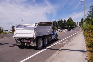 Amerika 'da bir şehir. Washington Eyaleti. Şehir trafiğinde kamyon (dökümcü). 