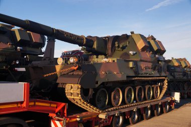 Standart dışı, alışılmadık yol ulaşımı. Tank şasesine bir havan topu. Olağanüstü bir konvoy. Uzun araç.