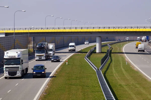 各种汽车在高速公路上行驶 在远处 可以看到一个公路的立交桥 — 图库照片