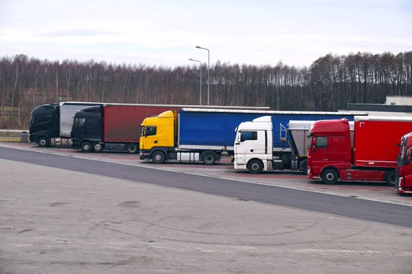 Parking Dla Samochodów Ciężarowych Przy Autostradzie Czas Odpoczynku Kierowców — Zdjęcie stockowe