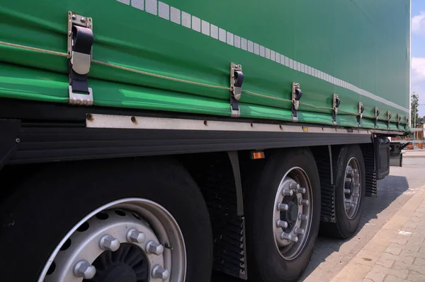 Transporte Descarga Semirremolque Con Lona Cubierta Antes Descarga —  Fotos de Stock