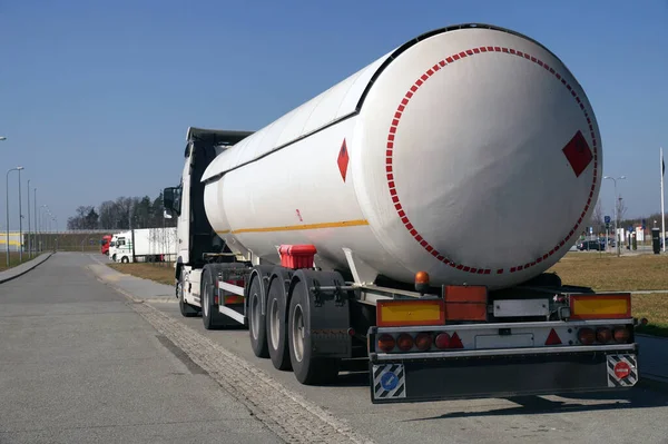 専門のセミトレーラー付きトラック 可燃性物質を運搬するために設計された断熱材を有する道路タンカー — ストック写真
