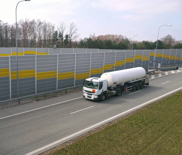 Blick Von Oben Auf Einen Vorbeifahrenden Tanklastwagen Autobahn — Stockfoto