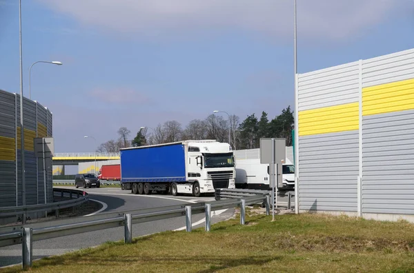 Ruhebereich Der Reisenden Umgeben Von Schallabsorbierenden Bildschirmen Blick Auf Vorbeifahrende — Stockfoto