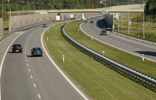 噪音保护 用吸声板建造的快速移动道路上的汽车交通 — 图库照片