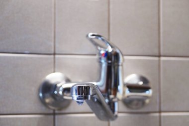 Mutfakta musluk var. Hasarlı conta ile musluktan su sızıyor..