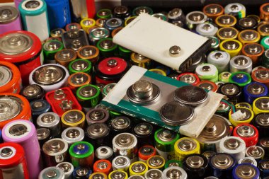 Geri dönüşüm ya da kullanım hazırlıkları. Kullanılan pil ve toplayıcıların düzinelerce tipi, boyutu, rengi. 