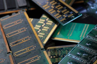 RAM modülleri, altın da dahil olmak üzere değerli hammaddeleri kurtarmak için tasarlandı. Büyük yakın çekim..