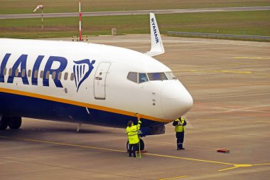 Polonya, Lodz, 6 Ekim 2018, Lodz Havaalanı. Wladyslaw Reymont. Ryanair uçağı kalkışa hazırlanıyor..