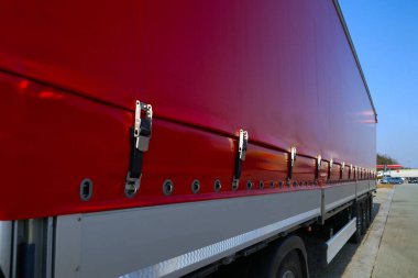 Nakliye ve boşaltma. Boşaltmadan önce brandalı yarı römork. 