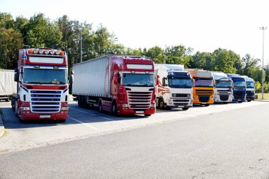 Ulaşım. Birkaç kamyon arka arkaya park yerinde dizilmiş..