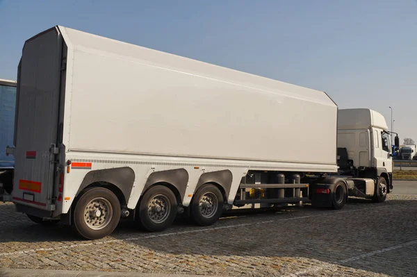 Camión Con Remolque Especializado Para Transporte Losas Hormigón Vidrio —  Fotos de Stock