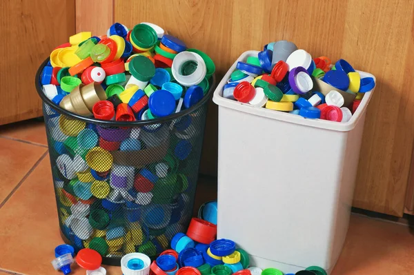 Caixotes Lixo Cheios Tampas Plástico Garrafas Uma Valiosa Matéria Prima — Fotografia de Stock
