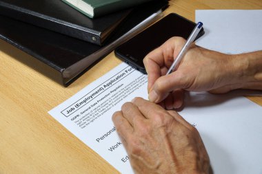 Kanunda önemli değişiklikler var. Genel Veri Koruma Yönetmeliği (GDPR) maddesi ile çalışan bir adam.