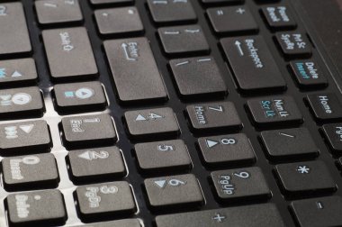 Dizüstü bilgisayar. Yeni bir dizüstü bilgisayarın sayısal tuş takımına yakın çekim.