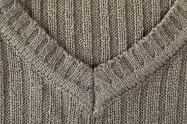 Yünlü bir süveterin ön tarafı. V yaka. Örgü..