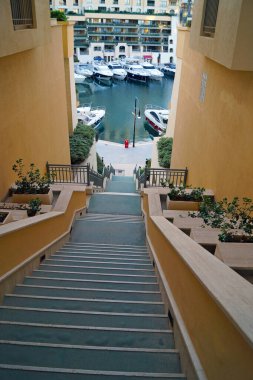 St. Julian 'daki marinaya kadar alışılmadık uzun merdivenleri olan bir yer. Malta 'yı Ziyaret.
