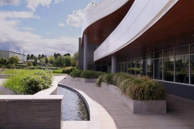 Kirkland, Washington Eyaleti. Biziz. Google kampüsünün bir parçası. Binaları çevreleyen bölgenin düzenlenmesi. Ağustos 2019.