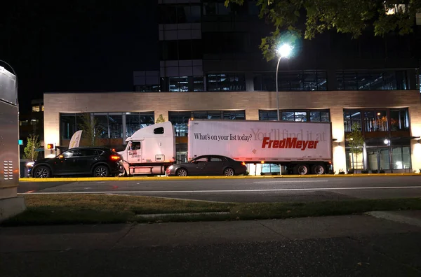 Cadena Tiendas Fred Meyer Camión Entregando Mercancías Buenas Noches Seattle —  Fotos de Stock