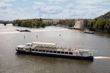 Vltava Nehri, yolcu gemisi. Prag Çek Cumhuriyeti 'nin başkentidir.. 