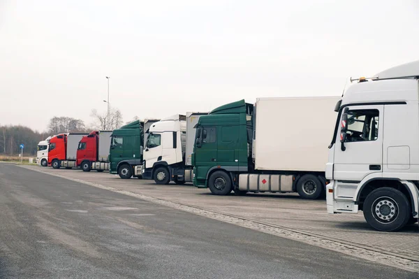 Kamionok Hosszú Sorba Parkoltak Parkolás Autópálya Mellett — Stock Fotó