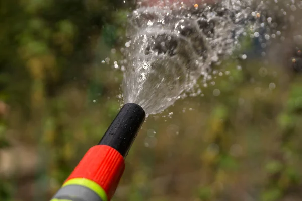 Trockenheit Garten Wasser Spritzt Aus Der Gartenberegnungsanlage — Stockfoto