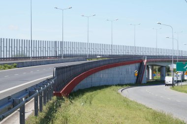 Otobanda bariyerler var. Engeller yerel halkı trafik gürültüsünden koruyor.