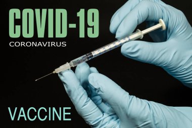 SARS CoV-2 koronavirüs salgınıyla savaşıyor. Covid-19 (koronavirüs). Aşılı şırınga.