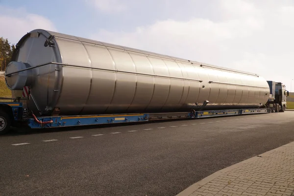 Lastbil Med Speciell Påhängsvagn För Transport Överdimensionerade Laster Överdimensionerad Last — Stockfoto