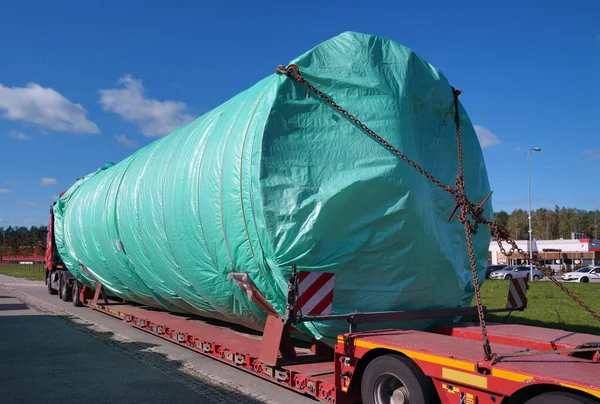 Oversize load or exceptional convoy. A truck with a special semi-trailer for transporting oversized loads. Very long vehicle.