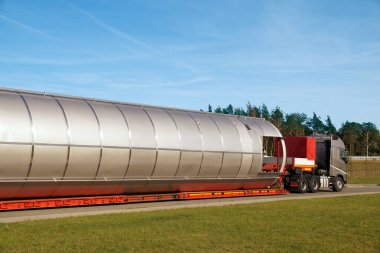 Aşırı yükleme ya da istisnai konvoy. Ağır yük taşımak için özel yarı karavanı olan bir kamyon. Çok uzun bir araç. 