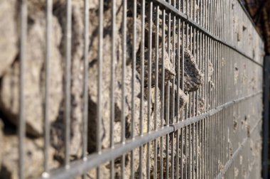 Gabion 'dan yapılmış bir duvar detayının yakın çekimi. Gabion granitle dolu.